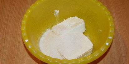 Шаг 4: брауни с чизкейком, взбитыми сливками и ягодой