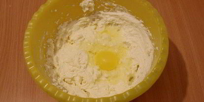 Шаг 5: брауни с чизкейком, взбитыми сливками и ягодой