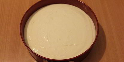 Шаг 6: брауни с чизкейком, взбитыми сливками и ягодой