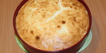 Шаг 7: брауни с чизкейком, взбитыми сливками и ягодой