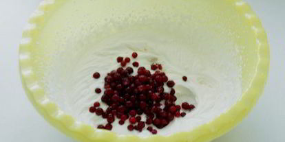 Шаг 8: брауни с чизкейком, взбитыми сливками и ягодой