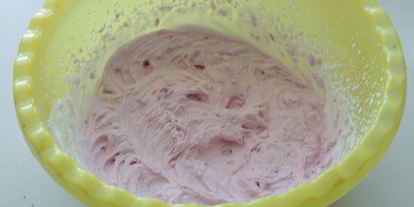 Шаг 9: брауни с чизкейком, взбитыми сливками и ягодой