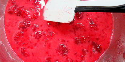 Шаг 12: фисташкового чизкейка с малиной