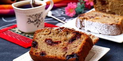 Шаг 5: бананового кекса с консервированной вишней