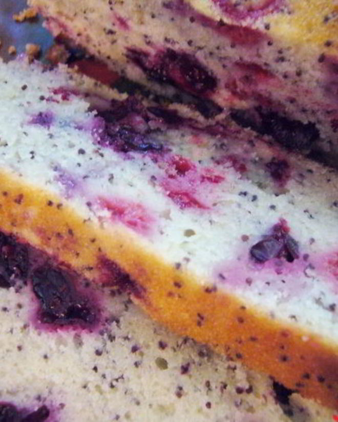 Рецепт кекса макового с малиной и смородиной