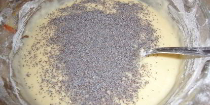 Шаг 2: кекса макового с малиной и смородиной