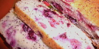 Шаг 6: кекса макового с малиной и смородиной