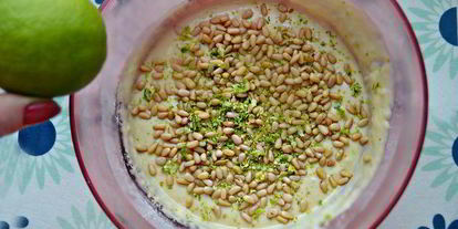 Шаг 2: кекса с кедровыми орехами, цедрой лайма и шафраном