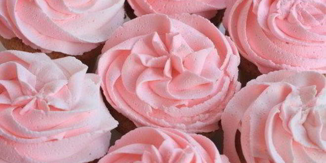 Рецепт клубничных капкейков с сырно-клубничным кремом