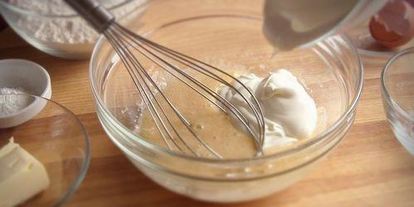 Шаг 1: маленьких кексов с начинкой из ирисок на сметане