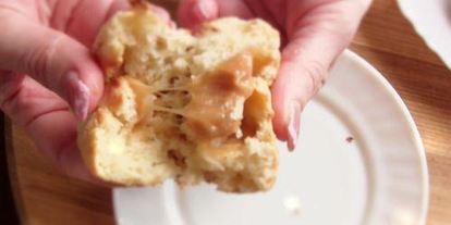 Шаг 11: маленьких кексов с начинкой из ирисок на сметане