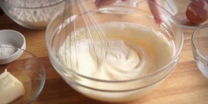 Шаг 2: маленьких кексов с начинкой из ирисок на сметане