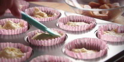 Шаг 9: маленьких кексов с начинкой из ирисок на сметане