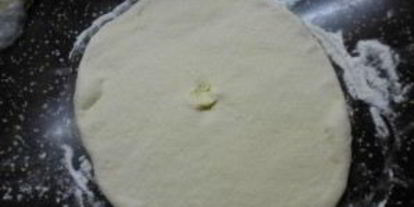 Шаг 8: хачапури из слоеного дрожжевого теста