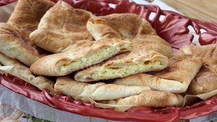 Рецепт Хачапури с брынзой из слоеного теста