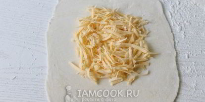 Шаг 5: хачапури с сыром из слоеного теста