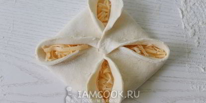 Шаг 6: хачапури с сыром из слоеного теста