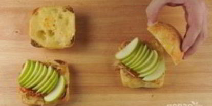 Шаг 3: чиабатты с луком и яблоком