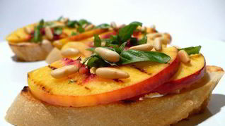 Рецепт Чиабатты с нектарином-гриль, козьим сыром, базиликом и кедровыми орешками