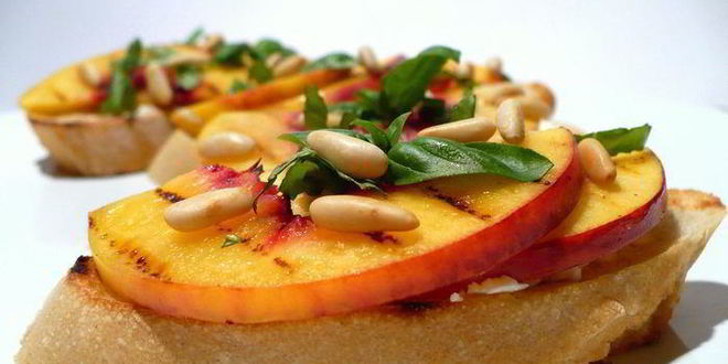 Рецепт Чиабатты с нектарином-гриль, козьим сыром, базиликом и кедровыми орешками