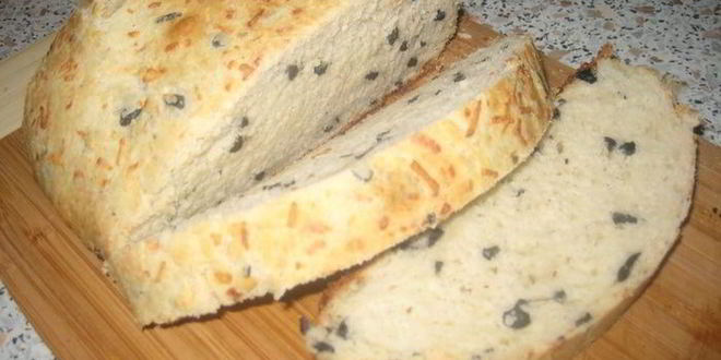Рецепт хлеба с маслинами, сыром и чесноком