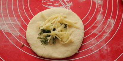 Шаг 5: хлеба с сыром и укропом