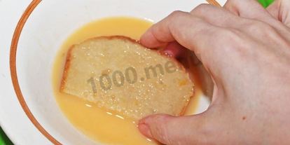 Шаг 4: хлеба в молоке с яйцом на сковороде