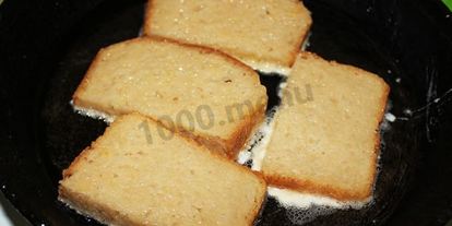 Шаг 5: хлеба в молоке с яйцом на сковороде