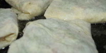 Шаг 1: лаваша с брынзой и помидорами