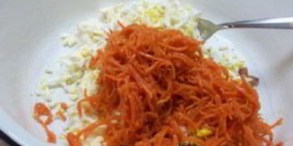 Шаг 1: лаваша с курицей и корейской морковкой