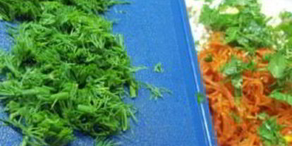 Шаг 2: лаваша с курицей и корейской морковкой