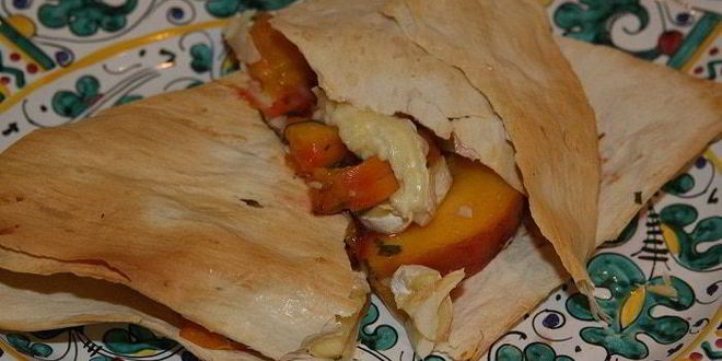 Рецепт лаваша с сыром, персиками и шнитт-луком