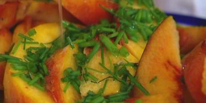 Шаг 4: лаваша с сыром, персиками и шнитт-луком