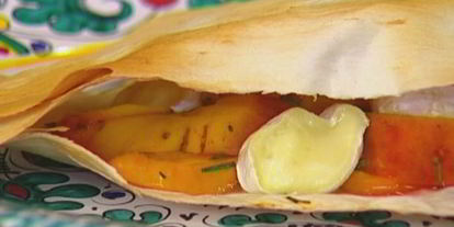 Шаг 7: лаваша с сыром, персиками и шнитт-луком