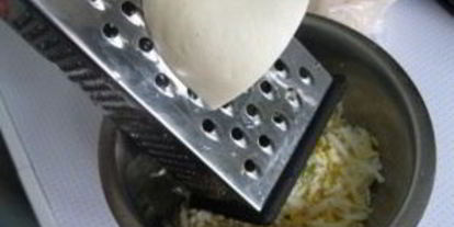 Шаг 1: лаваша с сыром, яйцом и зеленью