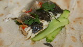 Рецепт Пряного сибаса в лаваше с огурцом и зеленью