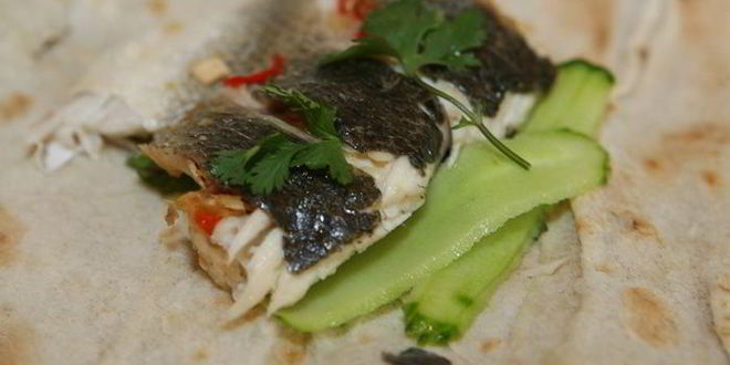 Рецепт пряного сибаса в лаваше с огурцом и зеленью