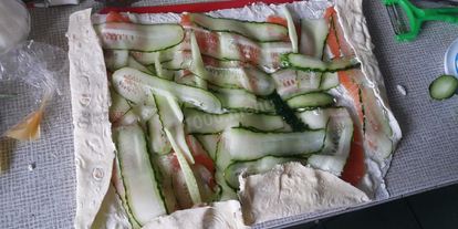 Шаг 2: рулета с рыбой в лаваше