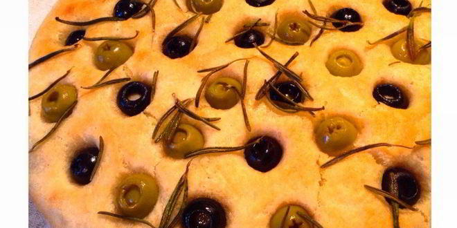 Рецепт фокаччи с оливками и розмарином