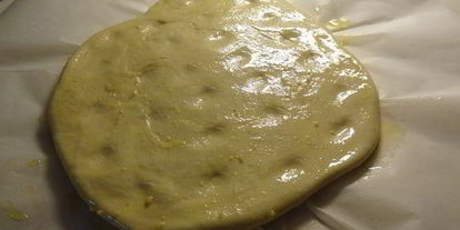 Шаг 1: фокаччи с пармезаном и пряными травами