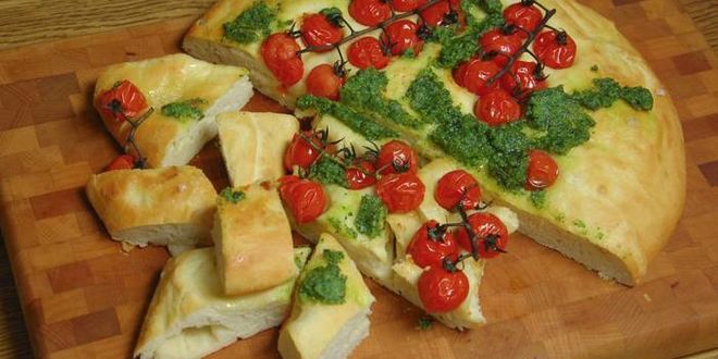 Рецепт фокаччи с помидорами черри и соусом песто