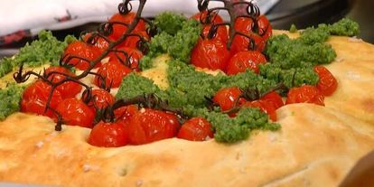 Шаг 11: фокаччи с помидорами черри и соусом песто