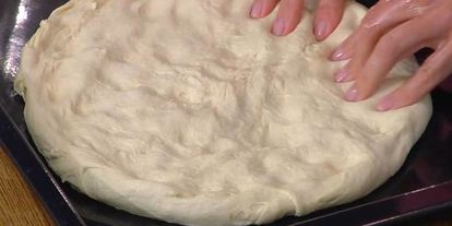 Шаг 4: фокаччи с помидорами черри и соусом песто