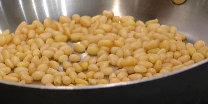 Шаг 6: фокаччи с помидорами черри и соусом песто