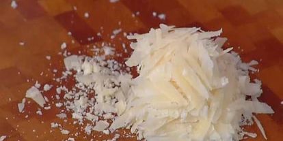 Шаг 7: фокаччи с помидорами черри и соусом песто