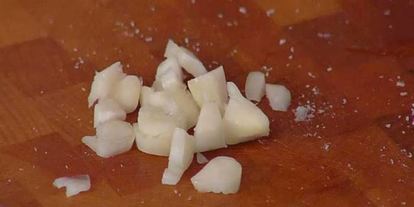 Шаг 8: фокаччи с помидорами черри и соусом песто