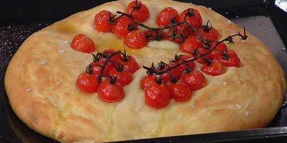 Шаг 10: фокаччи с помидорами черри и соусом песто