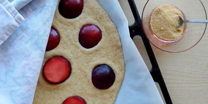 Шаг 5: фокаччи со сливами