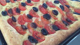 Рецепт Итальянской фокаччи с маслинами и помидорами
