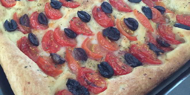 Рецепт итальянской фокаччи с маслинами и помидорами